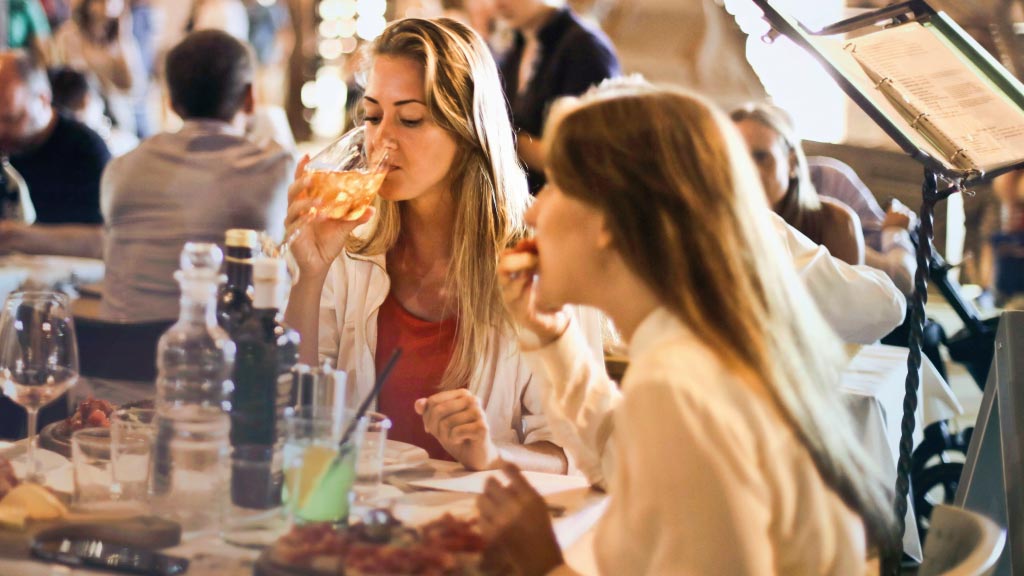 friends-at-a-restaurant in quito