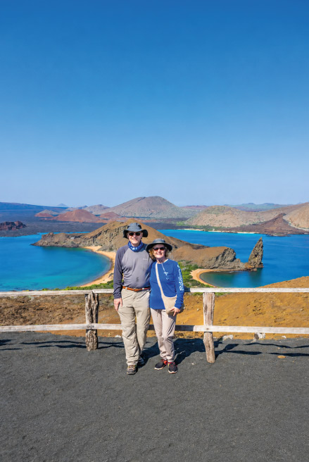 Turistas observando pássaros em uma viagem às Ilhas Galápagos.