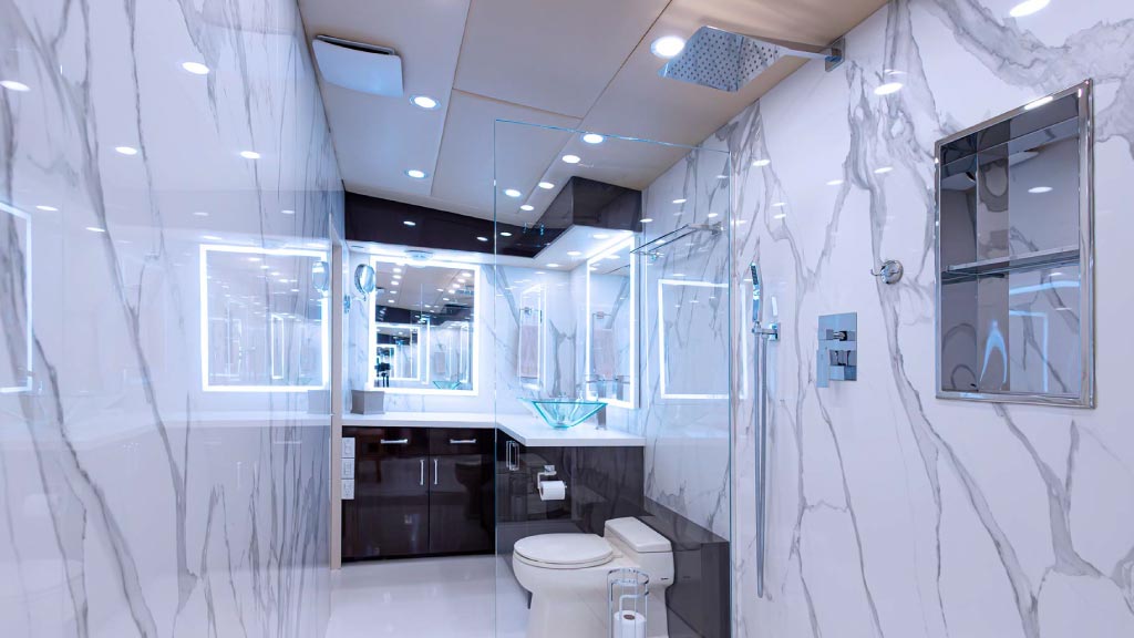 baño del yate Galaxy Stella