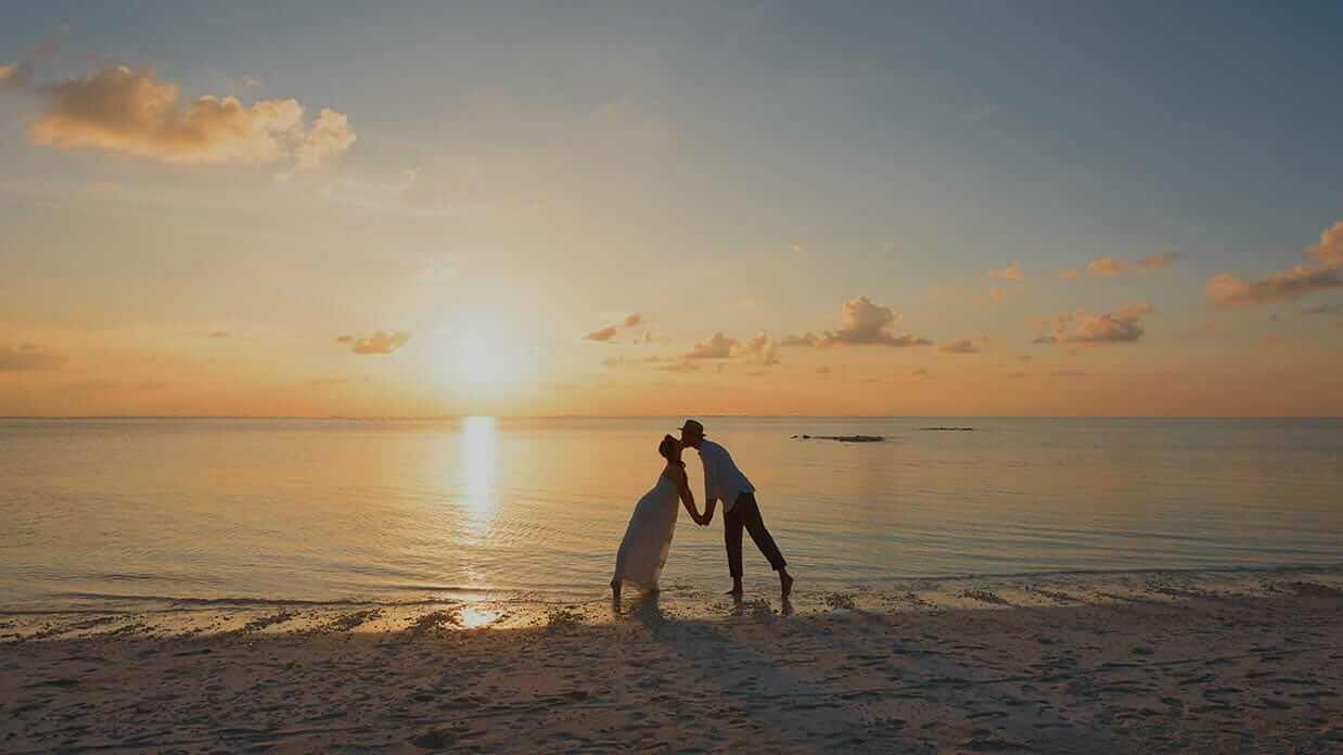 galapagos honeymoon lovers kiss at sunset