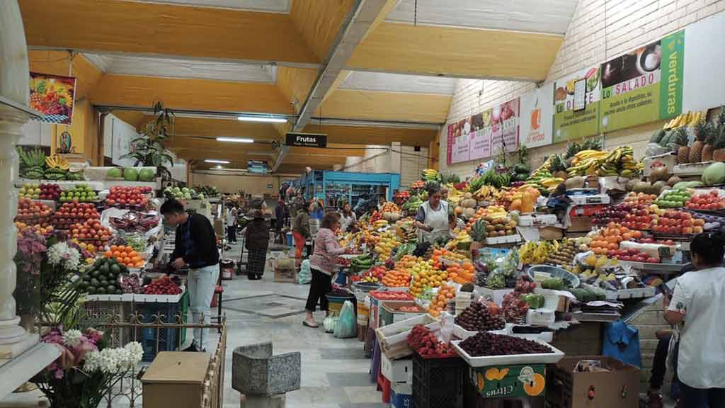 fruits stalls at Iñaquito market 