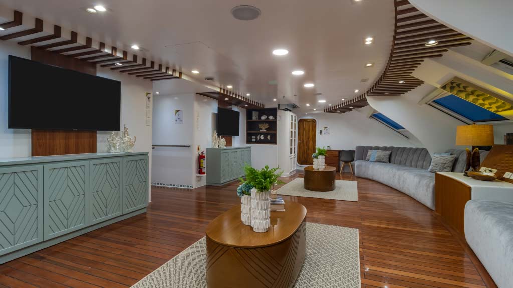 ocean-spray-cruise galapagos islands lounge-area