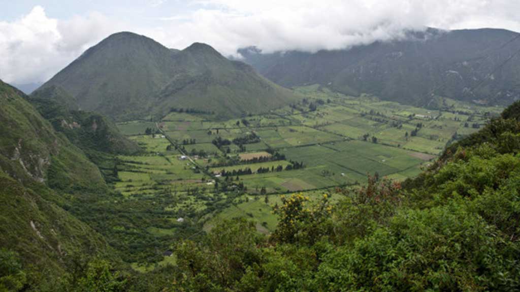 pululahua crater hills and fields