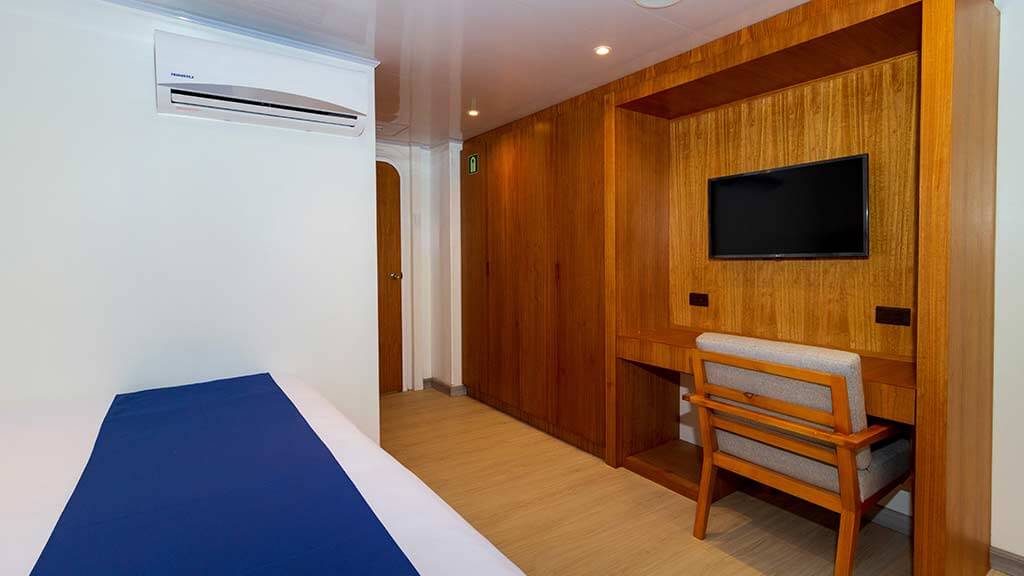 galapagos cruise reina-silvia-voyager-bedroom