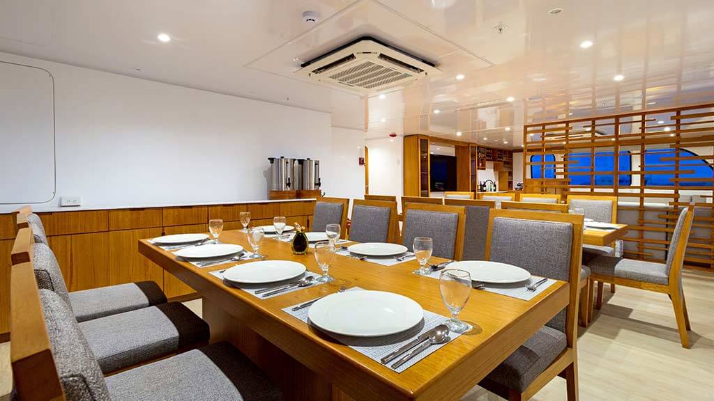 reina-silvia-voyager-dining-area