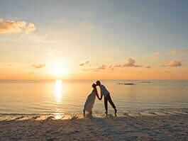 Liebhaber der Galapagos-Flitterwochen küssen sich bei Sonnenuntergang