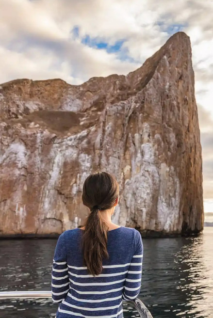  Turista visitando Kicker Rock durante férias nas Ilhas Galápagos.