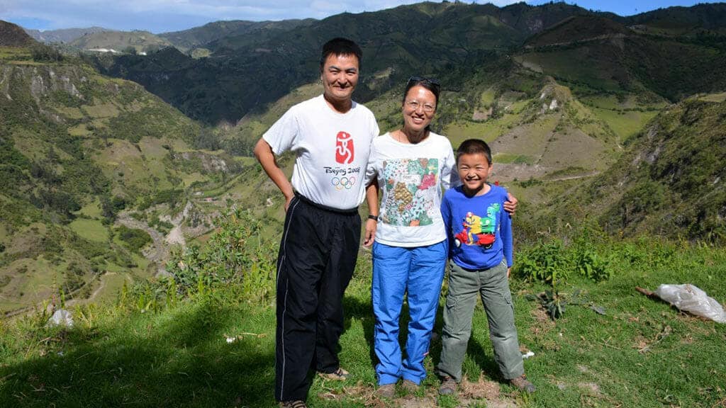 Touristenfamilie in den Anden von Ecuador
