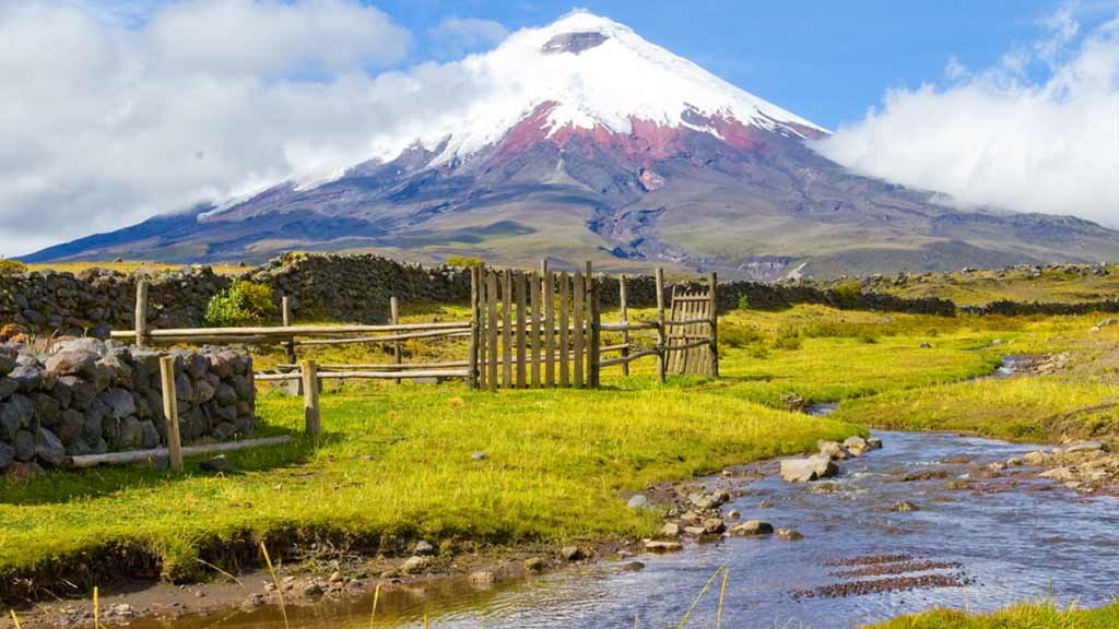 panoramisch uitzicht op cotopaxi vulkaan ecuador