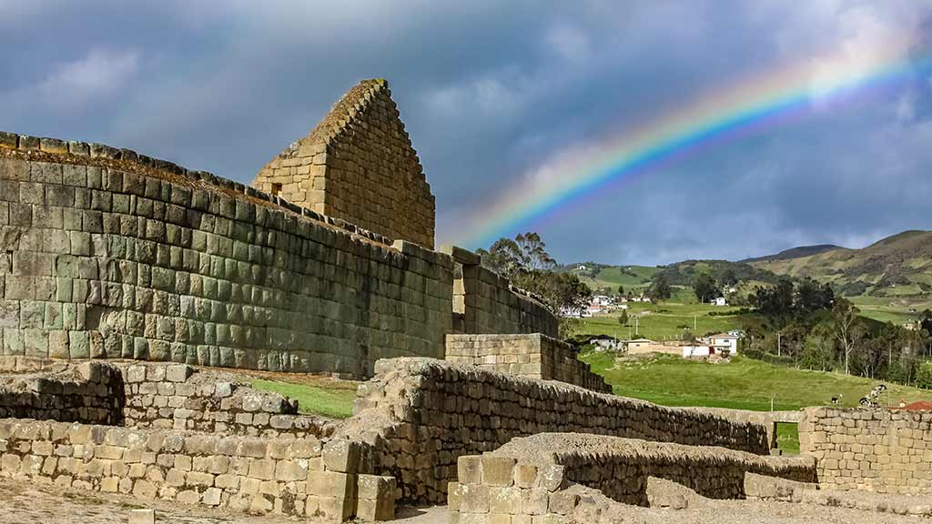 regenboog over ingapirca inca ruïnes ecuador