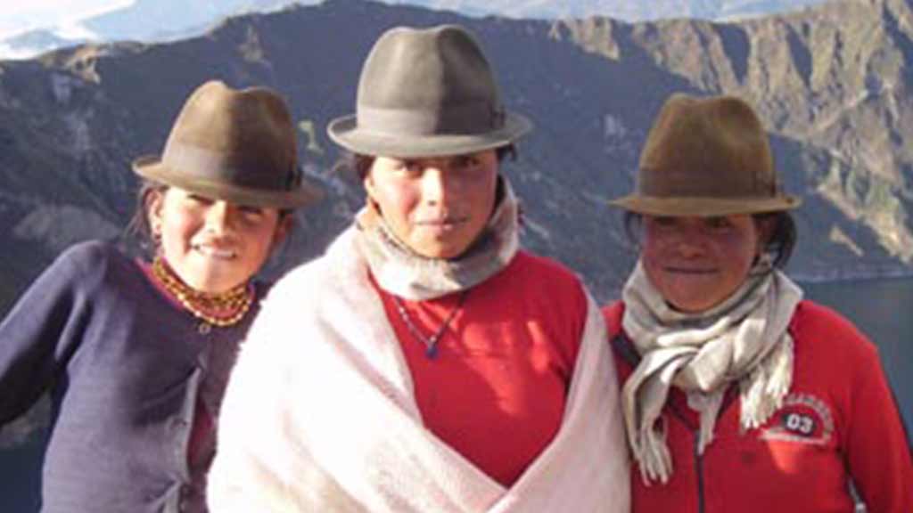 lokale inheemse vrouwen in quilotoa ecuador