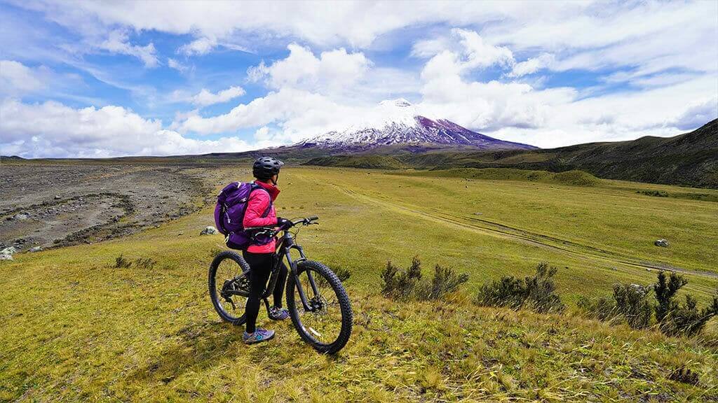 Ecuador Mountainbiker Cotopaxi Vulkan