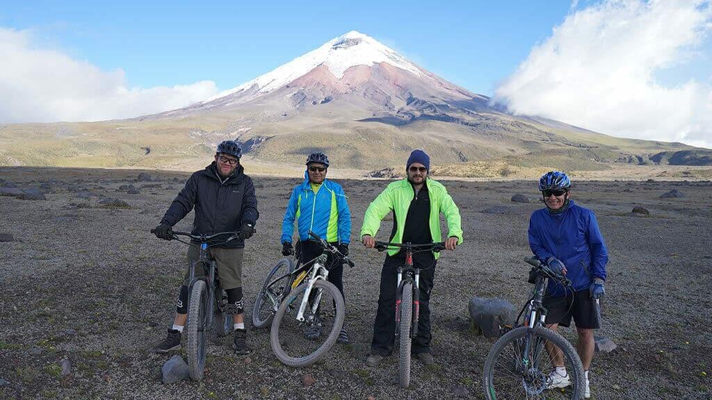Mountainbiken toeristen in cotopaxi vulkaan nationaal park ecuador