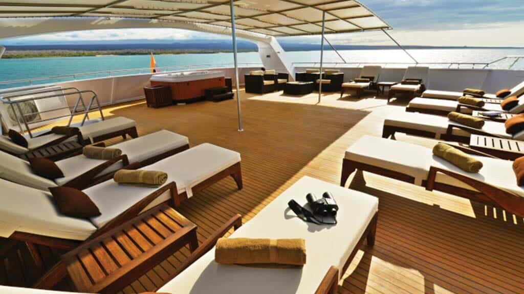 beroemdheid xploration catamaran zonnedek ligstoelen