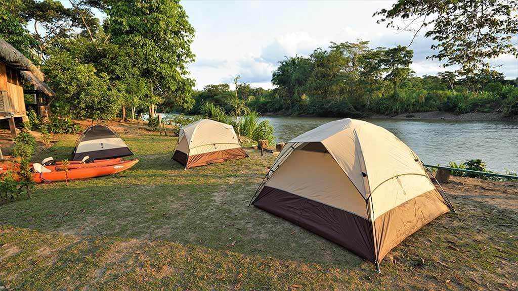 kajak en tenten in het Amazone-regenwoud van Ecuador