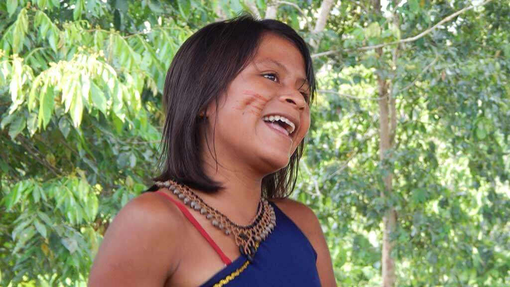 gelukkig kichwa-meisje op ecuador kajaktocht amazon jungle