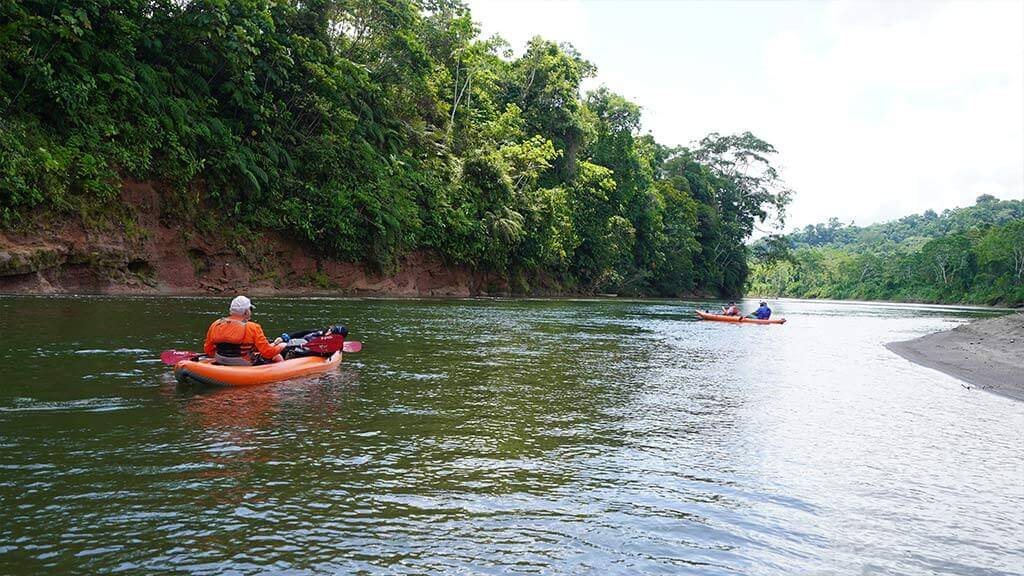 toeristen die de arajuno-rivier kajakken in de jungle van ecuador