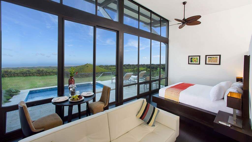 Zimmer mit Tauchbecken in der Pikaia Lodge Santa Cruz Galapagos