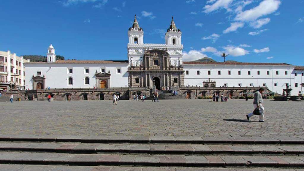 san francisco plaza koloniaal-quito ecuador