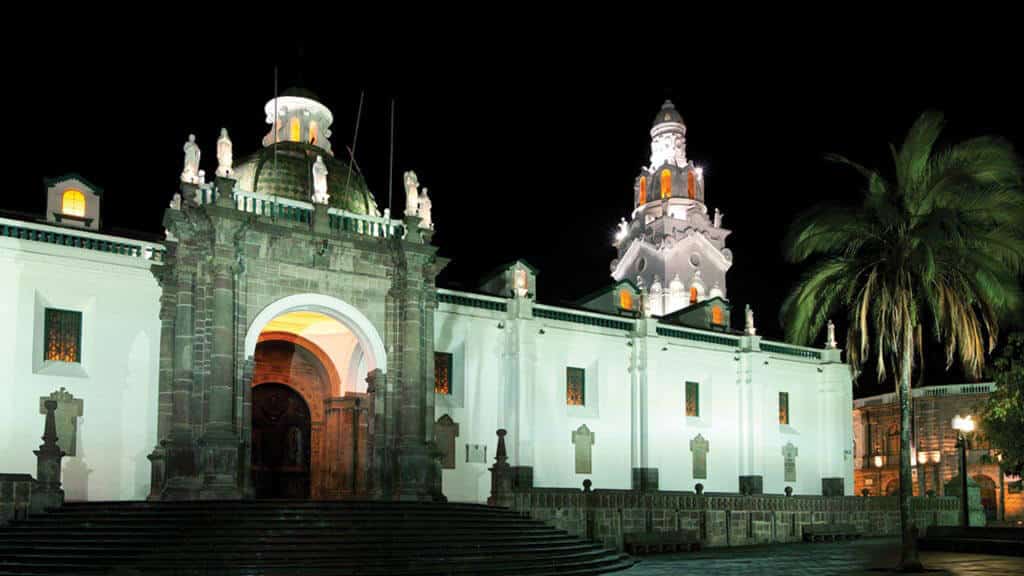 Quito-kathedraal 's avonds verlicht stadstour