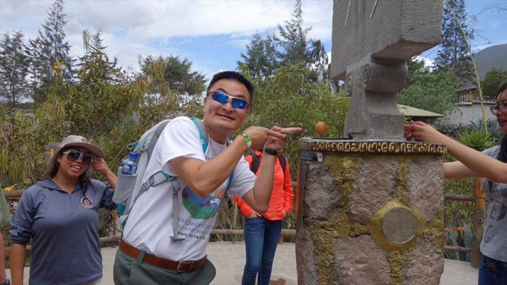 toeristen genieten van de mitad del mundo-tour door de stad Quito