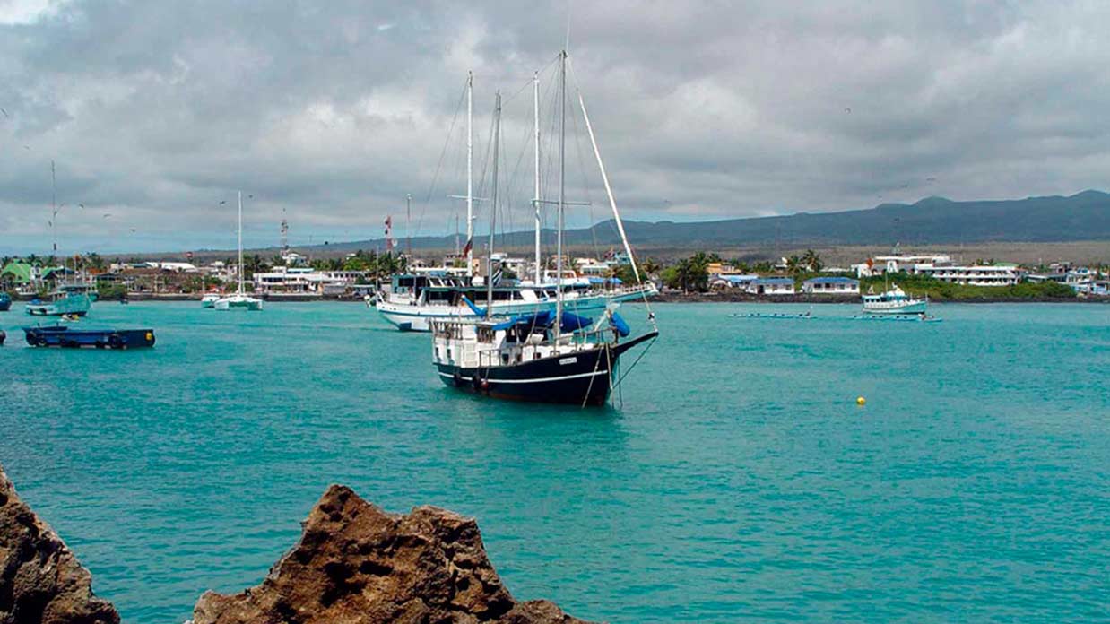 puerto ayora port galapagos islands